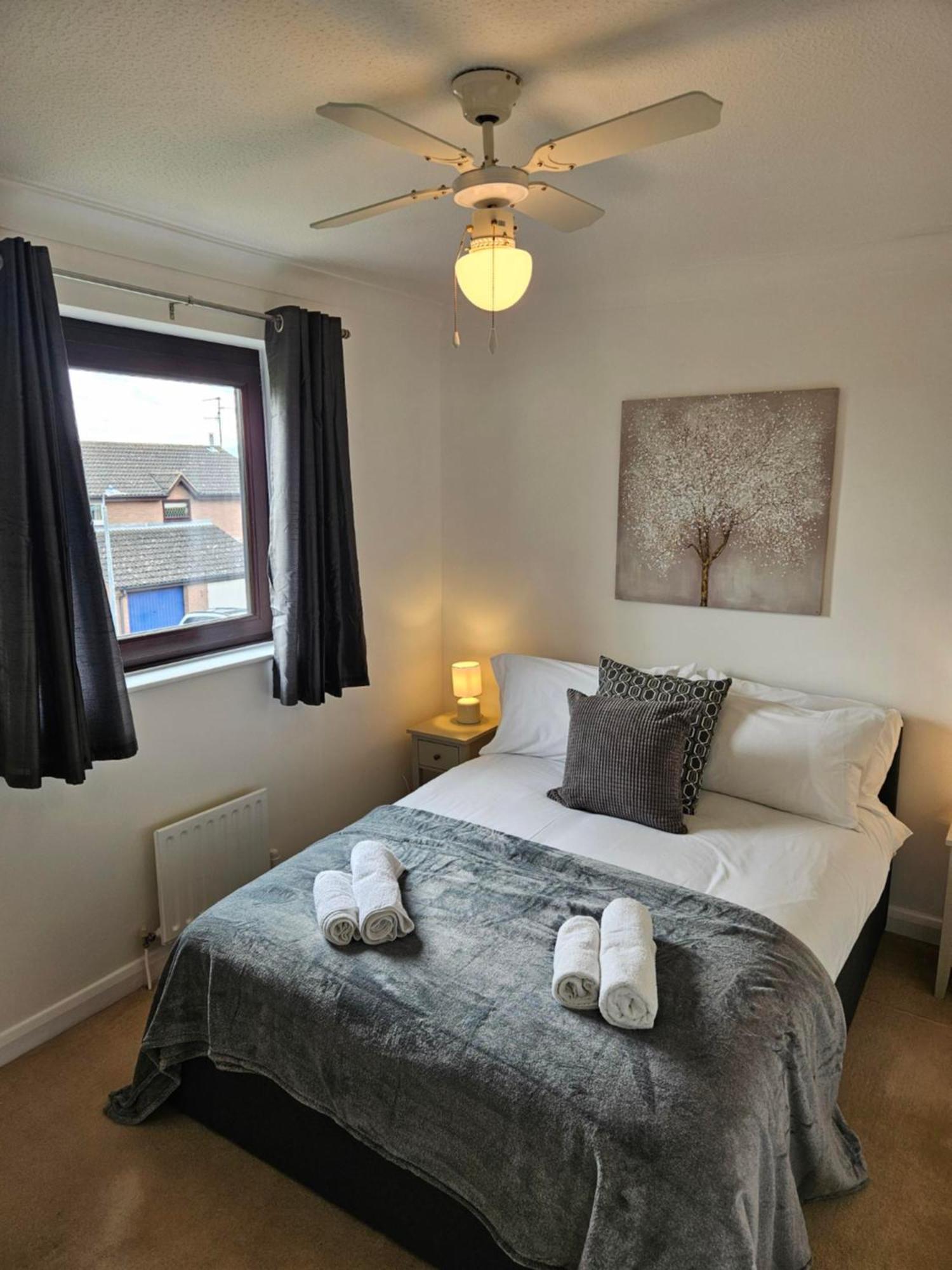 Redcot Gardens Stamford 4 Bed Contractor Familt Home With Parking Exterior foto
