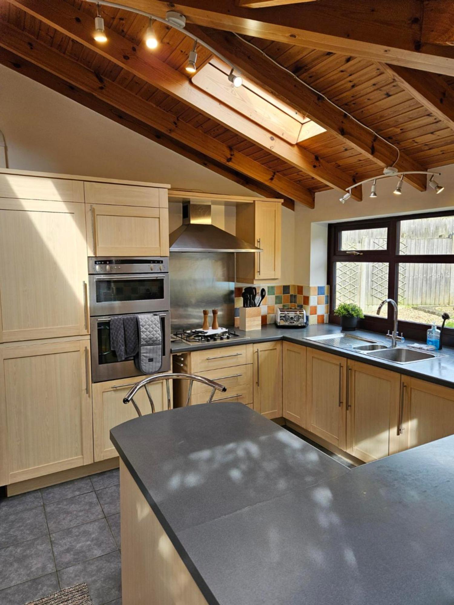 Redcot Gardens Stamford 4 Bed Contractor Familt Home With Parking Exterior foto