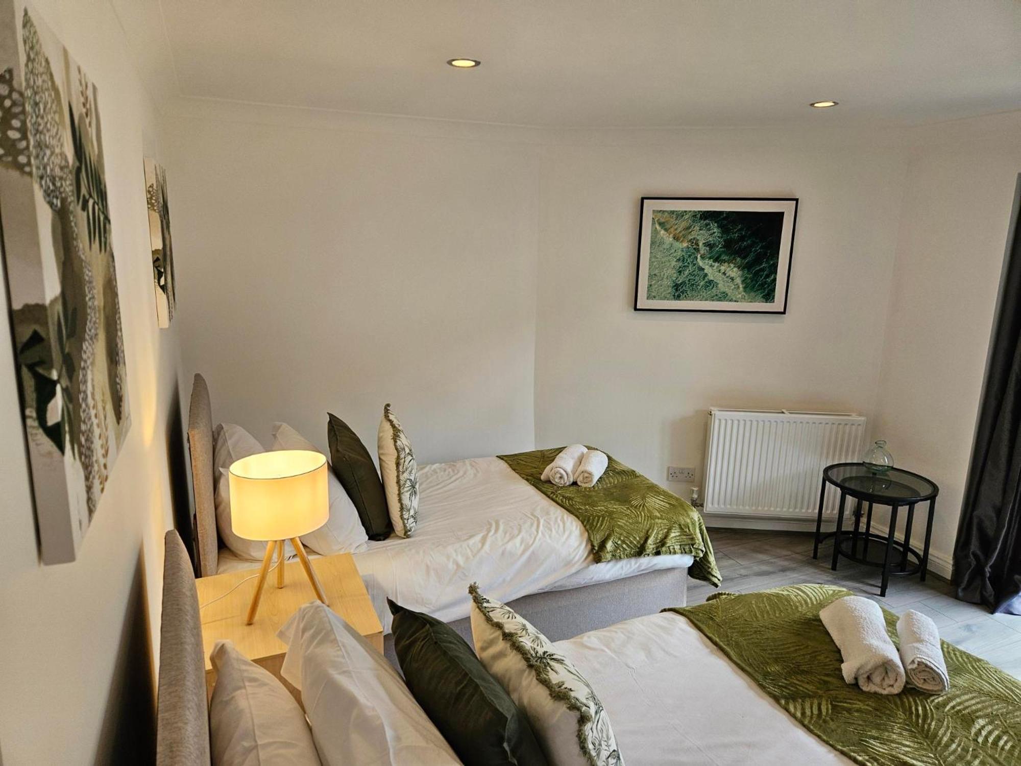 Redcot Gardens Stamford 4 Bed Contractor Familt Home With Parking Exterior foto