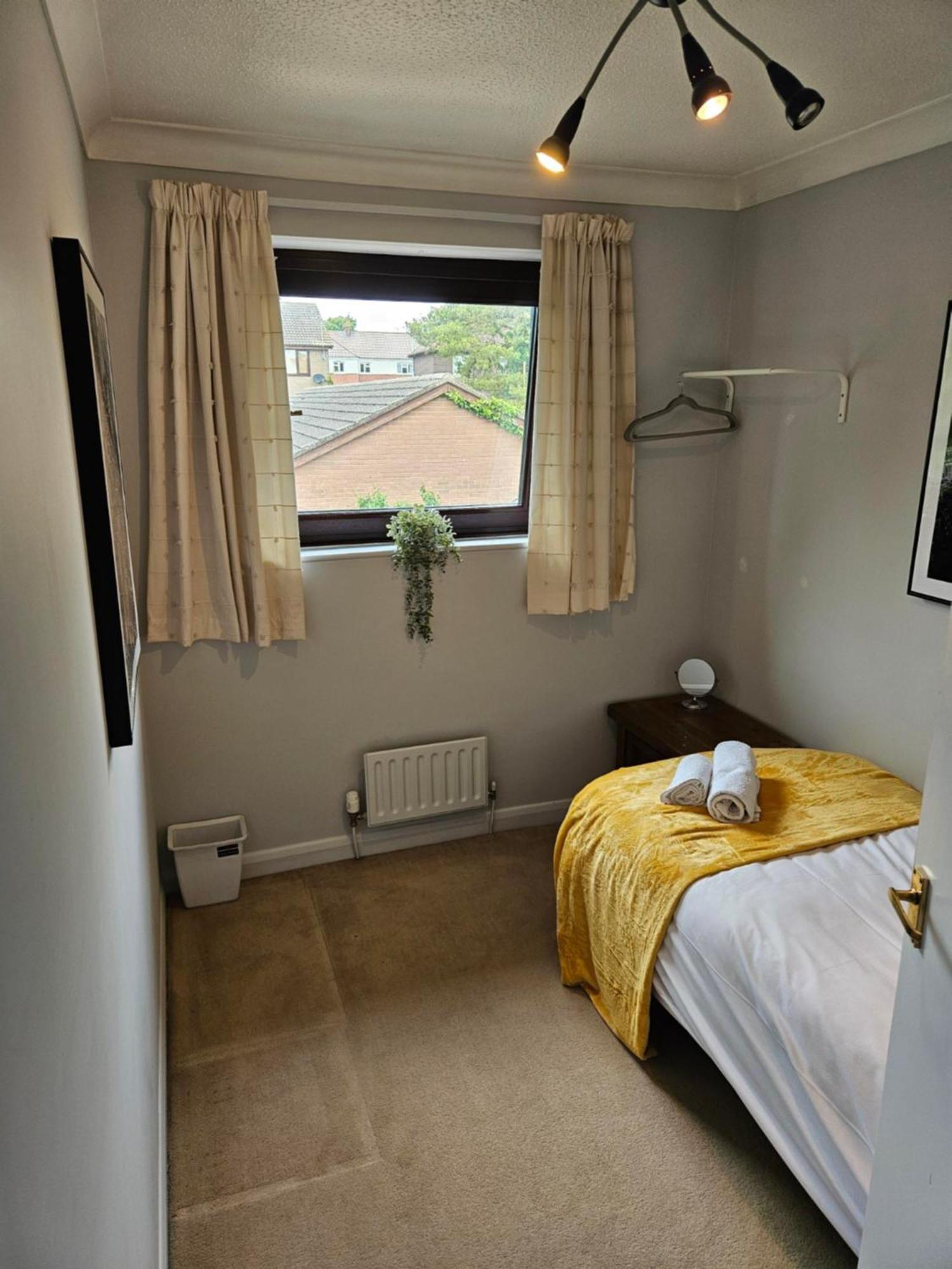 Redcot Gardens Stamford 4 Bed Contractor Familt Home With Parking Exterior foto